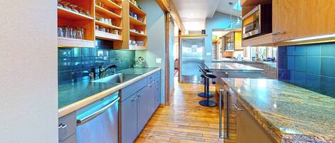 Frigorífico, microondas, horno y placa de cocina