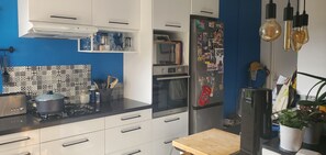 Kühlschrank, Mikrowelle, Ofen, Herdplatte