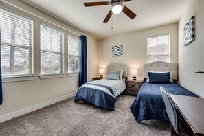 3 bedrooms, desk, iron/ironing board, free WiFi - 25% OFF 3BD Pool Kessler Park Dallas DAL212 (Dallas)