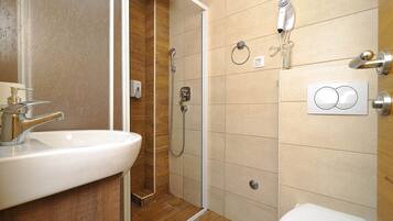 Hårføner, håndklær og toalettpapir