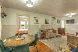 Interior - Cozy coastal Cottage (Eastpoint)