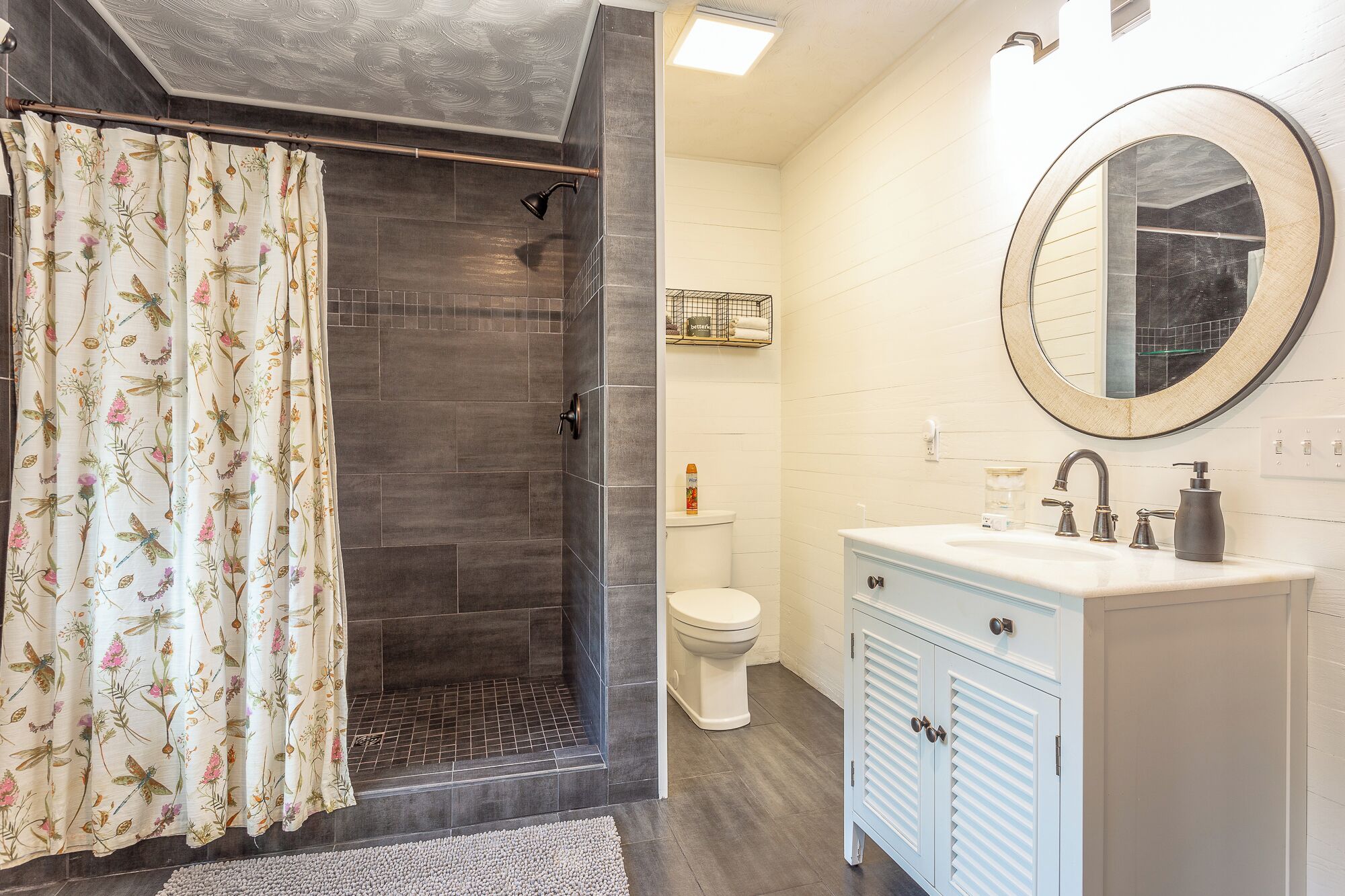 Shower, hair dryer, towels, toilet paper