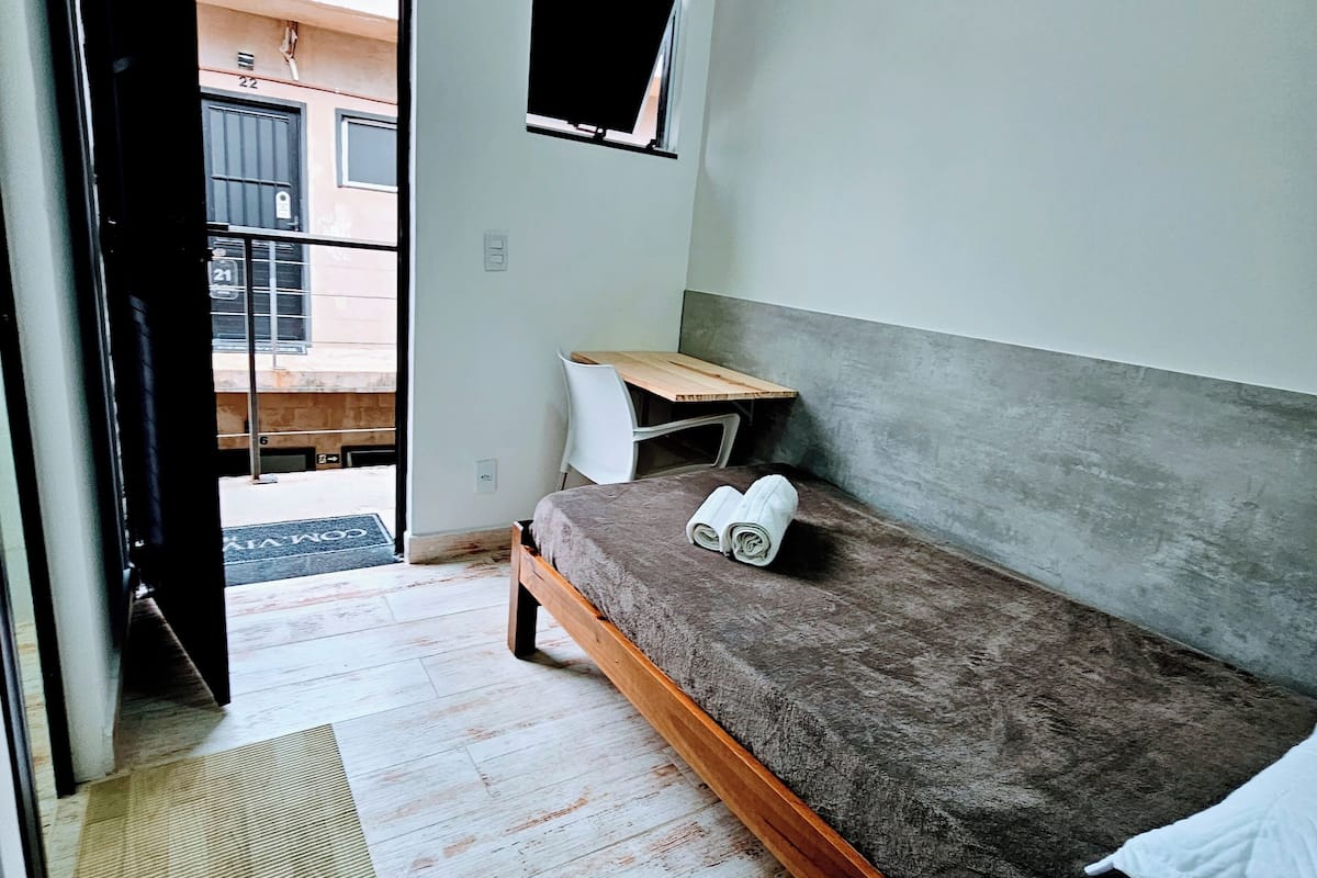 Quarto executivo | Roupas de cama premium, escrivaninha, espaço de trabalho para notebook