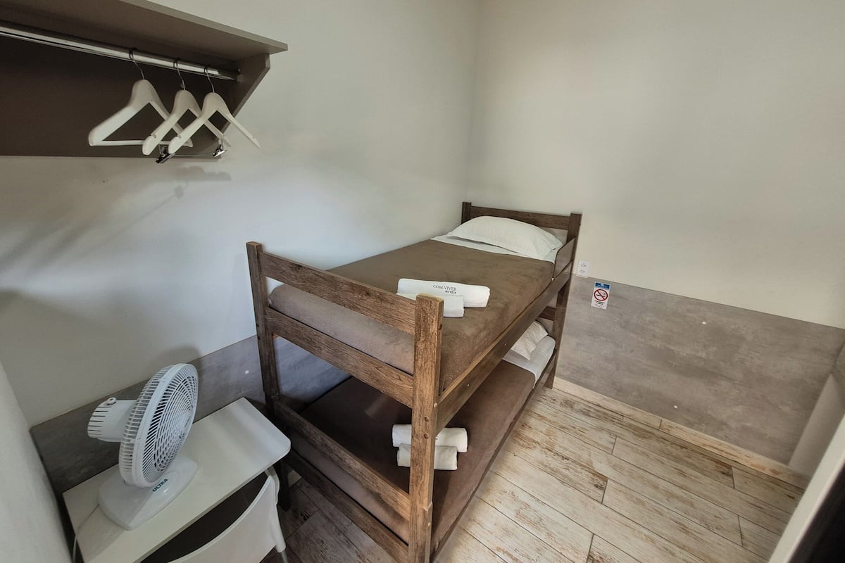 Quarto duplo econômico, varanda, vista para o jardim | Roupas de cama premium, escrivaninha, espaço de trabalho para notebook