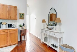 Interior - The Statesman, Fresh | Centered in the Action! (Savannah)