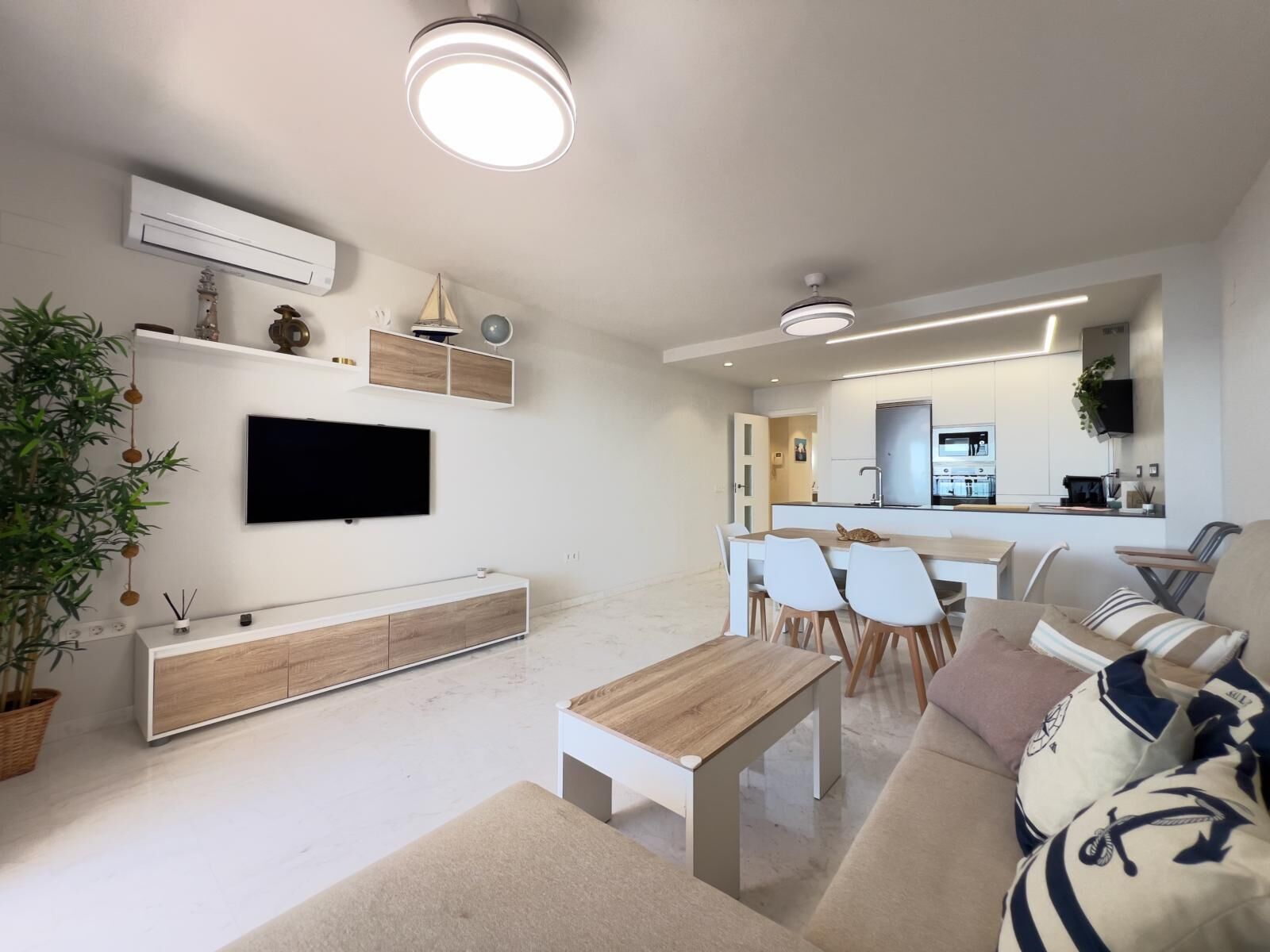 Tv, ett filmbibliotek och en stereo