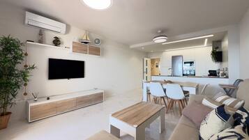 Tv, ett filmbibliotek och en stereo