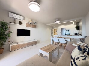 Tv, ett filmbibliotek och en stereo