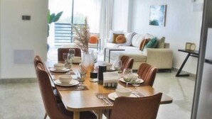 Familienapartment | Essbereich im Zimmer