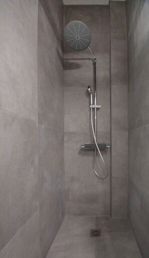 Comfort Apartment | Bathroom | Shower, free toiletries, hair dryer, towels