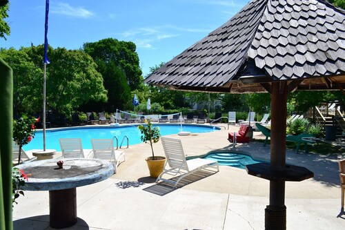 A small but roomy villa on Middle Bass Island, a short ferry ride away to PIB!