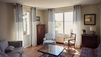 TV connectée, cheminée, lecteur de DVD, baby-foot