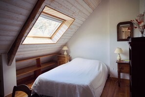 6 室のベッドルーム、デスク、アイロン / アイロン台、旅行用ベビーベッド