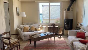 TV connectée, cheminée, lecteur de DVD, baby-foot