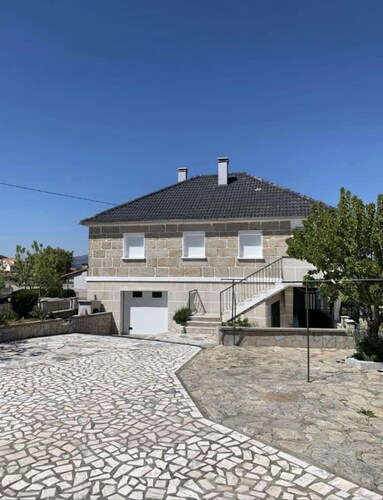 É uma Casa Particular, Isolada, Inserida Numa Aldeia do Norte de Portugal