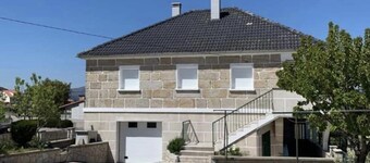 É uma Casa Particular, Isolada, Inserida Numa Aldeia do Norte de Portugal