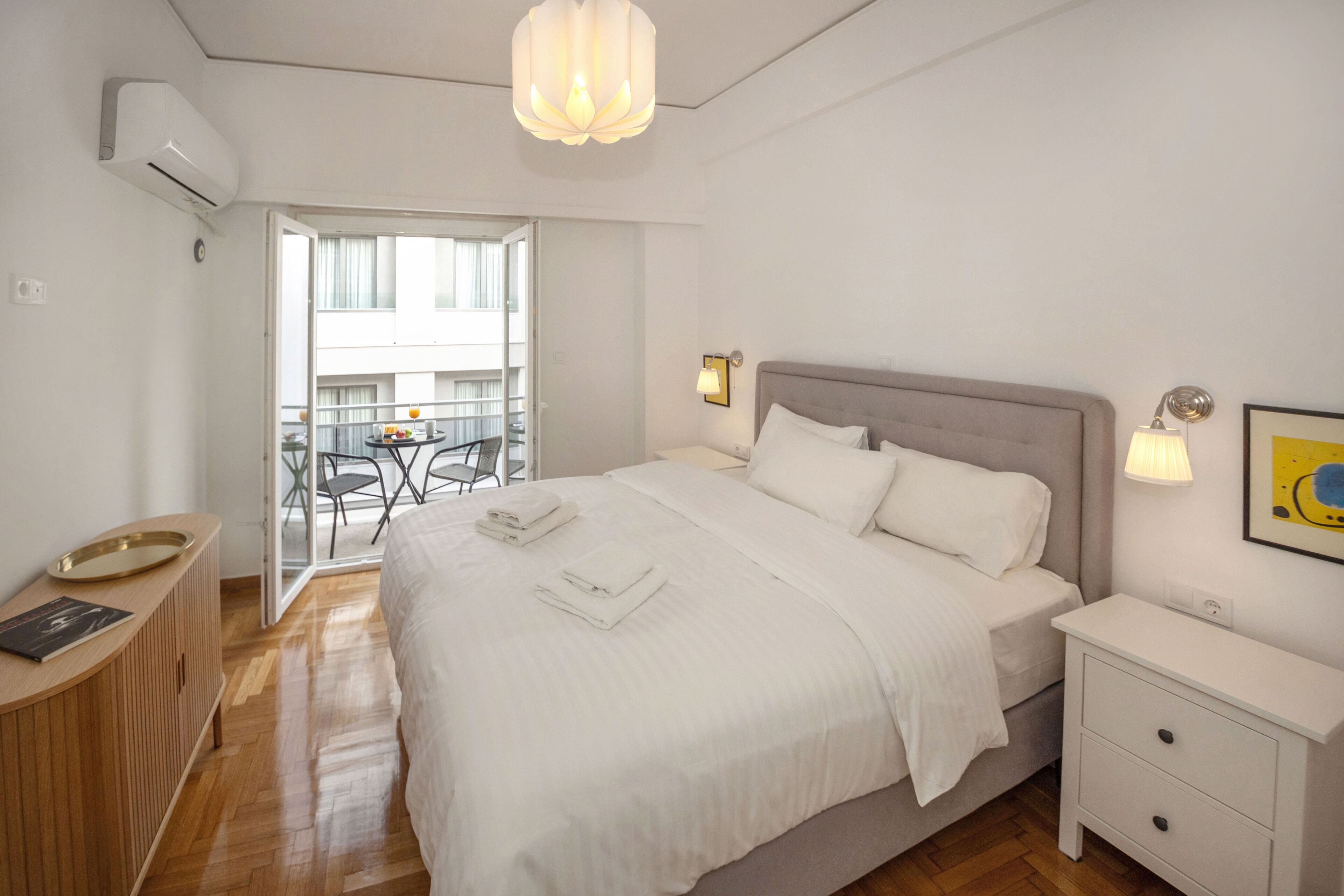 1 habitación, tabla de planchar con plancha y cuna de viaje 