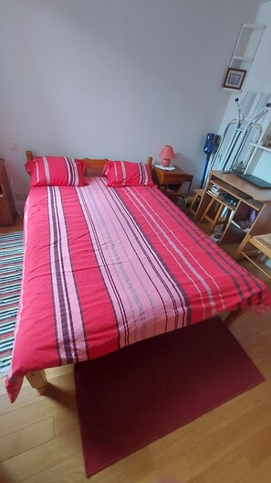 1 quarto, ferros/tábuas de passar roupa, roupa de cama