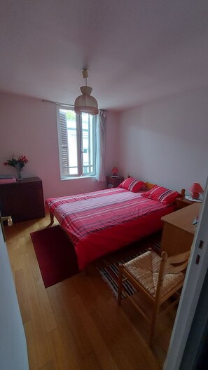 1 habitación, tabla de planchar con plancha y ropa de cama 