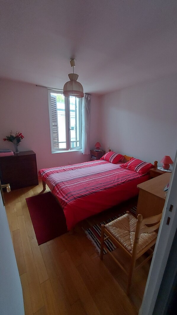 1 chambre, fer et planche à repasser, draps fournis