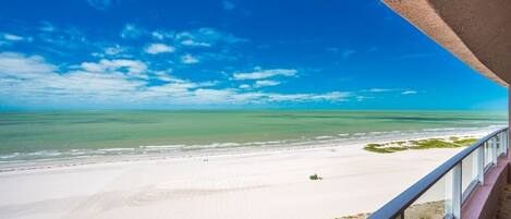 På stranden, solsenger og strandhåndklær