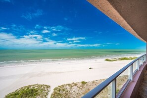 Na praia, espreguiçadeiras, toalhas de praia 
