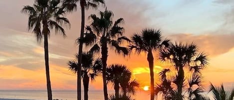 En la playa, camastros y toallas de playa