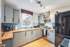 Réfrigérateur, four à micro-ondes, un four, surface de cuisson