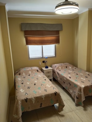 3 chambres, fer et planche à repasser, Wi-Fi, draps fournis
