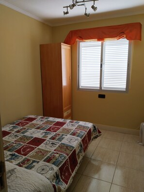 3 chambres, fer et planche à repasser, Wi-Fi, draps fournis