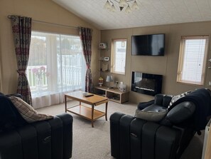 Cabin | Living area | TV - Charming 3 Bedroom Lodge Manor Park Hunstanton (Hunstanton)