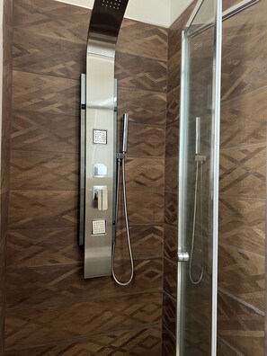 Haartrockner, Bidet, Handtücher, Seife