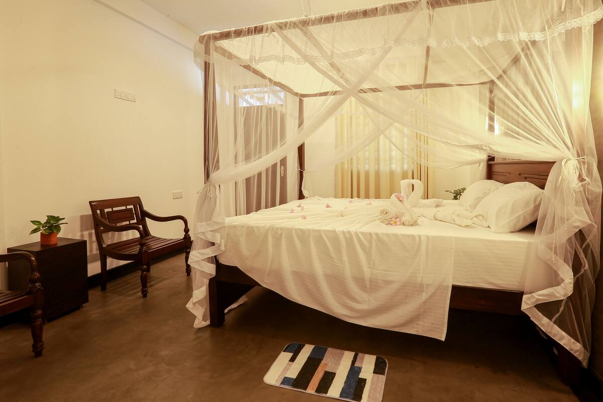 Luxury Room, 1 King Bed, Beachside | 1 bedroom, desk, iron/ironing board