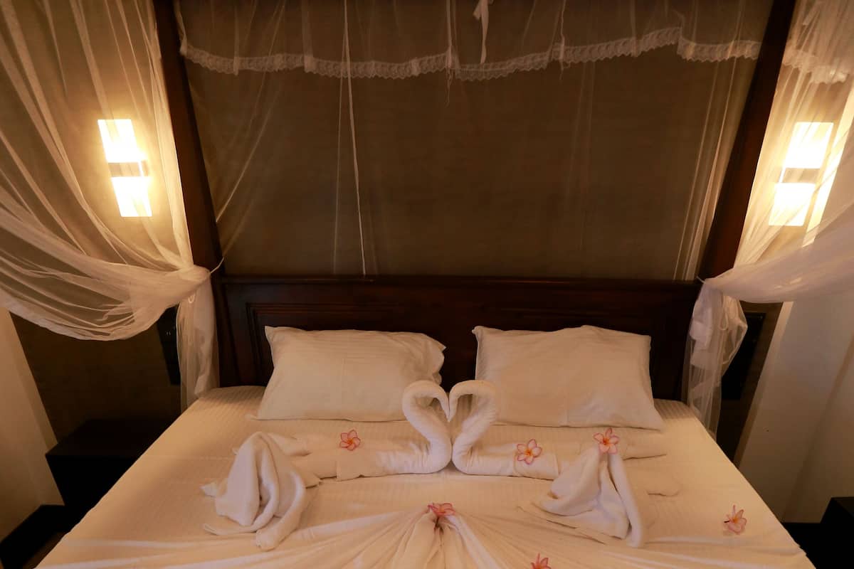 Luxury Room, 1 King Bed, Beachside | 1 bedroom, desk, iron/ironing board