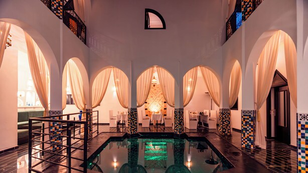 Kolam renang indoor