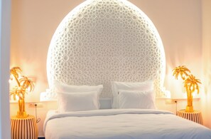 Rom – deluxe, tilgjengelighetstilpasset | 1 soverom, Tempur-Pedic-senger, safe på rommet og skrivebord