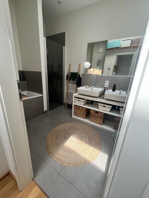 Secador de cabelo, toalhas de banho, sabonete, papel higiênico