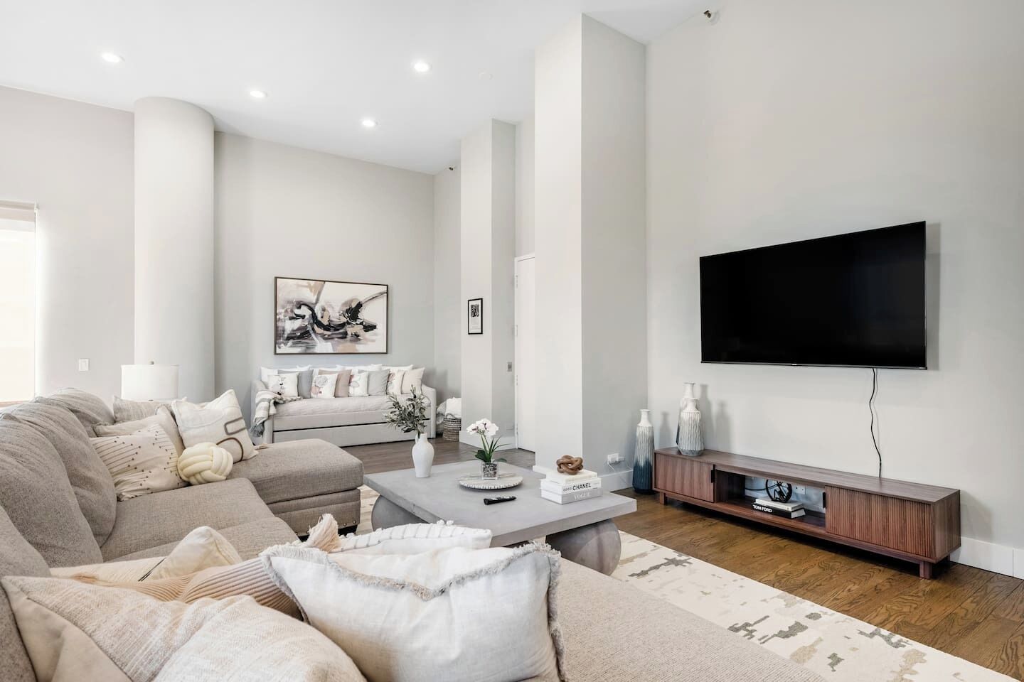 Älytelevisio, takka, pöytäjalkapallopöytä, pöytätennispöytä