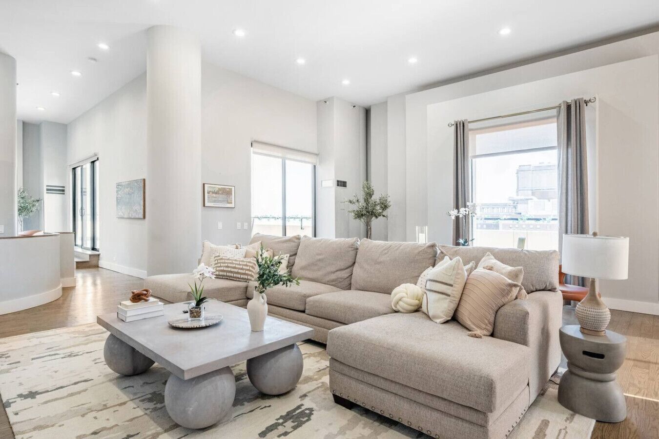 智能電視、壁爐、足球機、乒乓球設施