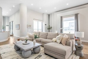 Una Smart TV, una chimenea, un futbolín, una mesa de tenis de mesa