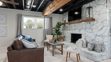 Smart TV y chimenea