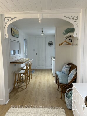 Interior - White Haven - Direct Access to Toogoom Beach-Sleeps 2-Wi-Fi-Air con-Smart TV (Toogoom)