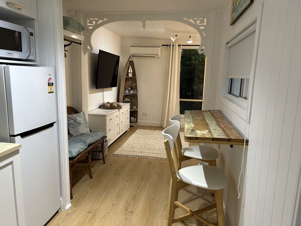 Interior - White Haven - Direct Access to Toogoom Beach-Sleeps 2-Wi-Fi-Air con-Smart TV (Toogoom)