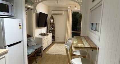 White Haven - Direct Access to Toogoom Beach-Sleeps 2-Wi-Fi-Air con-Smart TV