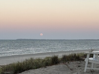 White Haven - Direct Access toToogoom Beach-Sleeps 2-Wi-Fi-Air con-Smart TV