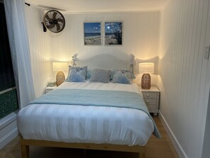 1 bedroom, iron/ironing board, free WiFi, bed sheets - White Haven - Direct Access to Toogoom Beach-Sleeps 2-Wi-Fi-Air con-Smart TV (Toogoom)