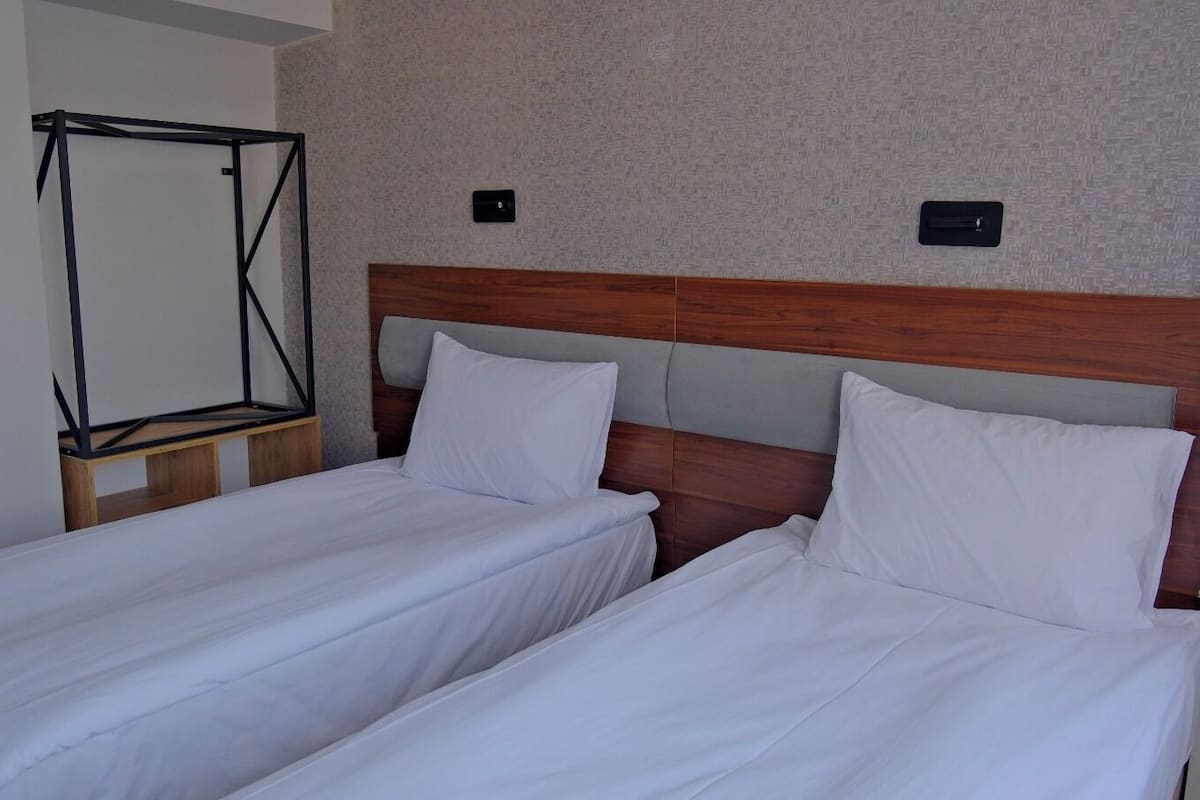 Chambre Standard avec lits jumeaux | Literie de qualité supérieure, couette en duvet d'oie