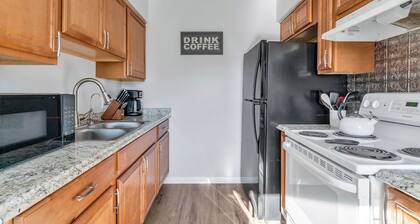 Fenton Flats- Suite 1 With On Site Hot Tub and Personal Garage
