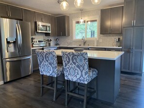 Kjøleskap, mikrobølgeovn, ovn og kokeplater