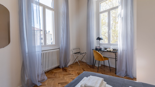 A room with a bed, a desk, a chair, and a radiator. - Lake Design Guest House | Come Center (Como)